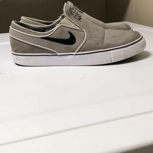 Nike flat bottoms